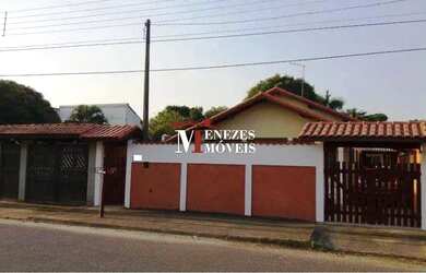 Imagem: A casa possui 3 Dormitórios, 2 Banheiros, 5 Vagas na garagem