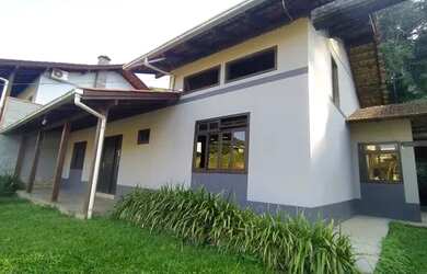 Imagem: A casa possui 3 Dormitórios, 2 Banheiros, 1 Vaga na garagem