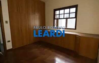 Imagem: A casa possui 3 Dormitórios, 3 Banheiros, 4 Vagas na garagem