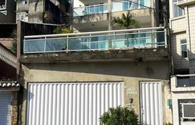 Imagem: A casa possui 3 Dormitórios, 4 Banheiros, 2 Vagas na garagem