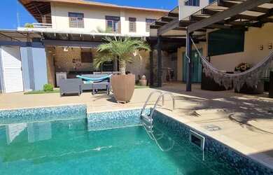 Imagem: A casa em condomínio possui 3 Dormitórios, 2 Banheiros e 280m²