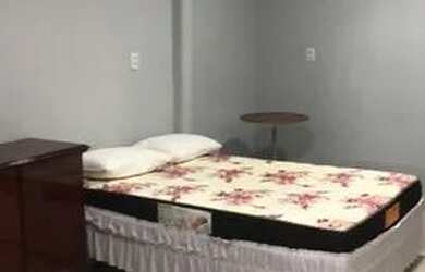 Imagem: A casa em condomínio possui 1 Dormitório e 1 Banheiro e está