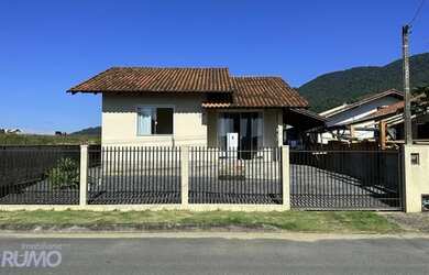 Imagem: A casa possui 3 Dormitórios, 1 Banheiro, 2 Vagas na garagem