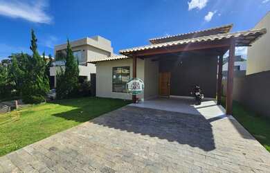 Imagem: A casa possui 3 Dormitórios, 2 Banheiros, 3 Vagas na garagem