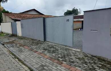 Imagem 1: Terreno com duas casas. 400m² de Área, 4 Vagas na garageme5 Dormitórios