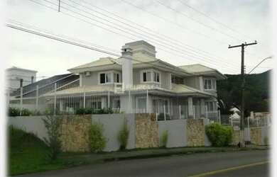 Imagem: A casa possui 4 Dormitórios, 4 Banheiros, 5 Vagas na garagem