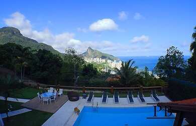 Imagem: A casa possui 5 Dormitórios, 5 Banheiros, 4 Vagas na garagem