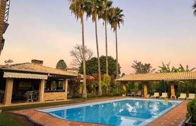 Imagem: A casa em condomínio possui 5 Dormitórios, 5 Banheiros, 5