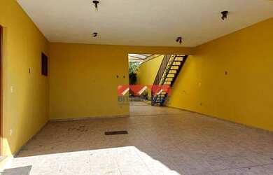 Imagem: A casa possui 4 Dormitórios, 4 Banheiros, 4 Vagas na garagem