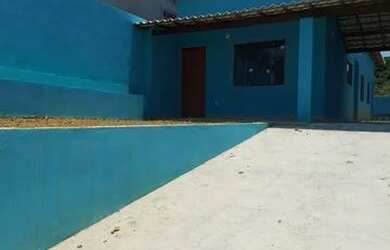 Imagem: A casa possui 2 Dormitórios, 2 Banheiros, 2 Vagas na garagem