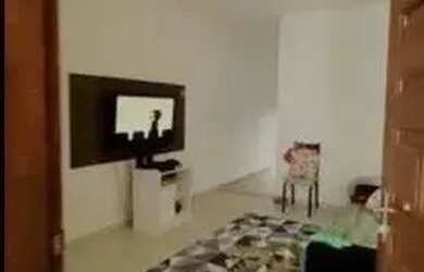 Imagem: A casa possui 2 Dormitórios, 2 Banheiros, 2 Vagas na garagem