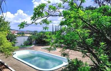 Imagem: A casa possui 5 Dormitórios, 5 Banheiros, 4 Vagas na garagem