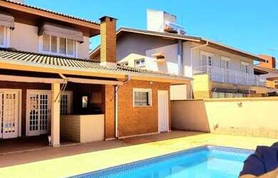 Imagem: A casa possui 4 Dormitórios, 5 Banheiros, 2 Vagas na garagem