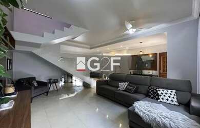 Imagem: A casa possui 4 Dormitórios, 3 Banheiros, 2 Vagas na garagem