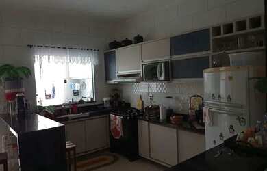 Imagem: A casa possui 3 Dormitórios, 2 Banheiros, 2 Vagas na garagem