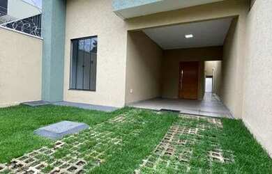 Imagem: A casa possui 3 Dormitórios, 2 Banheiros, 1 Vaga na garagem