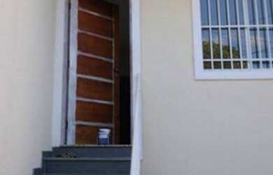 Imagem: A casa possui 2 Dormitórios, 3 Banheiros, 2 Vagas na garagem