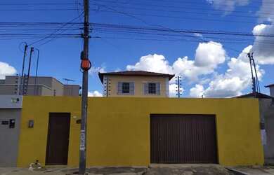 Imagem: A casa possui 3 Dormitórios, 3 Banheiros, 3 Vagas na garagem