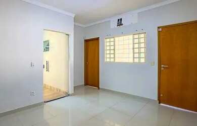 Imagem: A casa à venda possui 3 Dormitórios, 1 Banheiro, 2 Vagas na