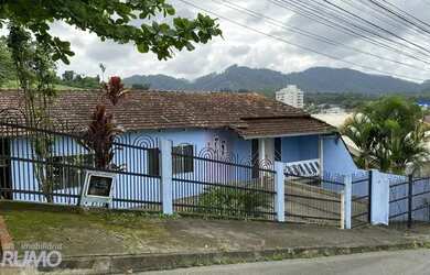 Imagem: A casa possui 4 Dormitórios, 3 Banheiros, 2 Vagas na garagem