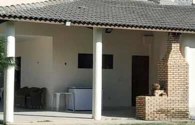 Imagem: A casa possui 5 Dormitórios, Acomodam 30 pessoas e 5 Vagas