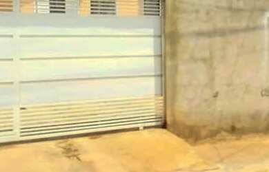 Imagem: A casa possui 3 Dormitórios, 1 Banheiro e está localizado