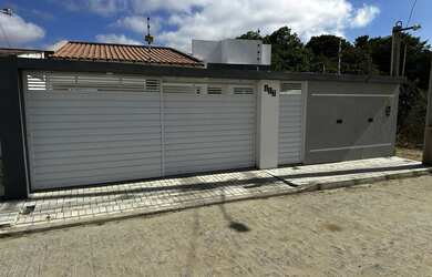 Imagem: A casa possui 3 Dormitórios, 2 Banheiros, 2 Vagas na garagem
