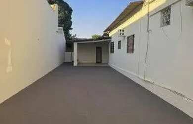 Imagem: A casa possui 3 Dormitórios, 2 Banheiros, 1 Vaga na garagem