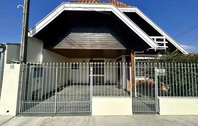 Imagem: A casa possui 3 Dormitórios, 3 Banheiros, 2 Vagas na garagem