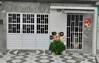 Imagem: A casa possui 3 Dormitórios, 2 Banheiros, 2 Vagas na garagem