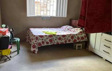 Imagem: A casa possui 2 Dormitórios, 1 Banheiro, 1 Vaga na garagem