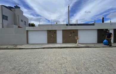 Imagem: A casa possui 3 Dormitórios, 2 Banheiros, 2 Vagas na garagem