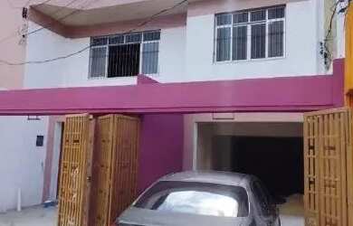 Imagem: A casa possui 3 Dormitórios, 3 Banheiros, 2 Vagas na garagem