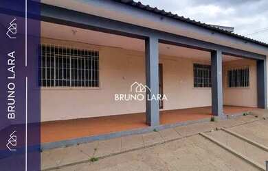 Imagem: A casa possui 5 Dormitórios, 2 Banheiros, 4 Vagas na garagem