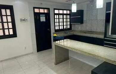 Imagem: A casa possui 3 Dormitórios, 3 Banheiros, 4 Vagas na garagem