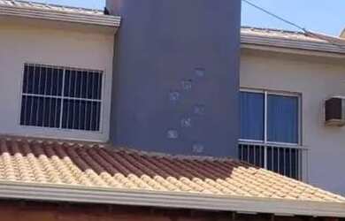 Imagem: A casa em condomínio possui 3 Dormitórios, 2 Banheiros, 3