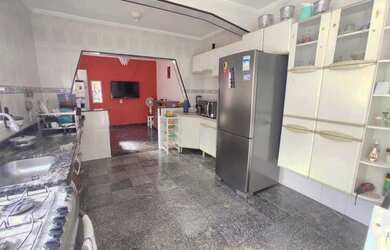 Imagem: A casa possui 3 Dormitórios, 2 Banheiros, 4 Vagas na garagem