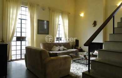 Imagem: A casa possui 3 Dormitórios, 3 Banheiros, 4 Vagas na garagem