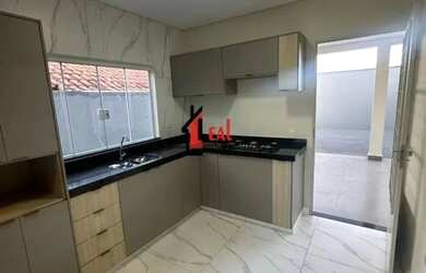 Imagem: A casa possui 2 Dormitórios, 2 Banheiros, 2 Vagas na garagem