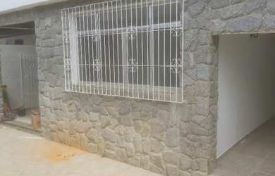 Imagem: A casa possui 4 Dormitórios, 3 Banheiros, 2 Vagas na garagem