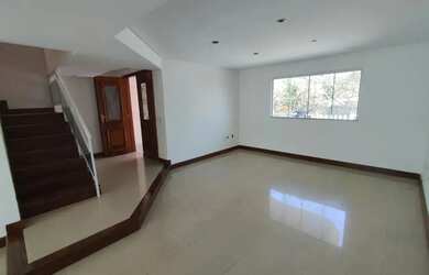 Imagem: A casa possui 3 Dormitórios, 4 Banheiros, 4 Vagas na garagem