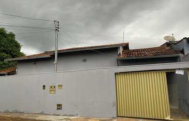 Imagem: A casa possui 2 Dormitórios, 1 Banheiro, 2 Vagas na garagem