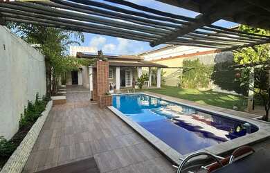 Imagem: A casa possui 5 Dormitórios, 5 Banheiros, 2 Vagas na garagem