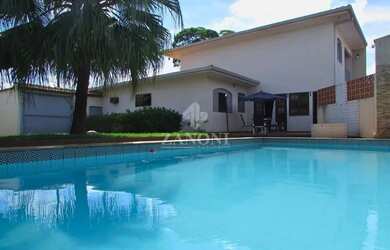 Imagem 15: Sobrado Espaçoso com Piscina em Terreno Privilegiado