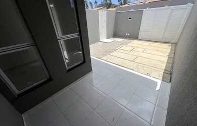 Imagem: A casa possui 3 Dormitórios, 2 Banheiros e 2 Vagas na garagem