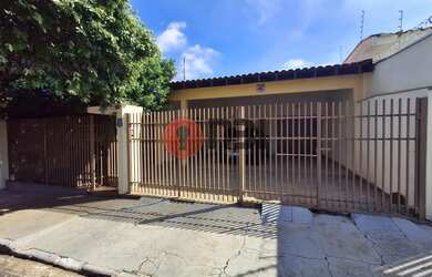 Imagem: A casa possui 3 Dormitórios, 1 Banheiro, 2 Vagas na garagem