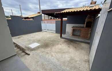 Imagem: A casa possui 2 Dormitórios, 1 Banheiro, 1 Vaga na garagem