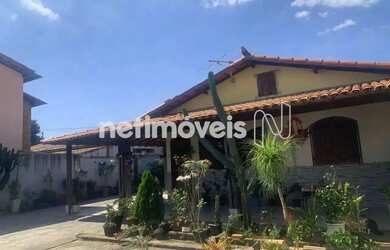 Imagem: A casa possui 3 Dormitórios, 2 Banheiros, 4 Vagas na garagem