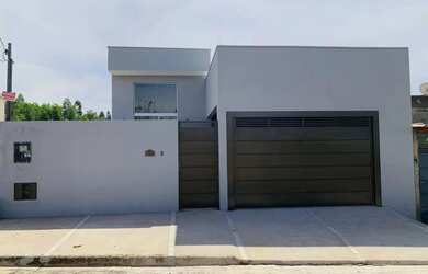 Imagem: A casa possui 3 Dormitórios, 3 Banheiros, 2 Vagas na garagem