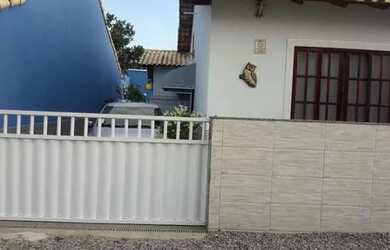 Imagem: A casa possui 2 Dormitórios, Acomodam 8 pessoas, 2 Vagas na